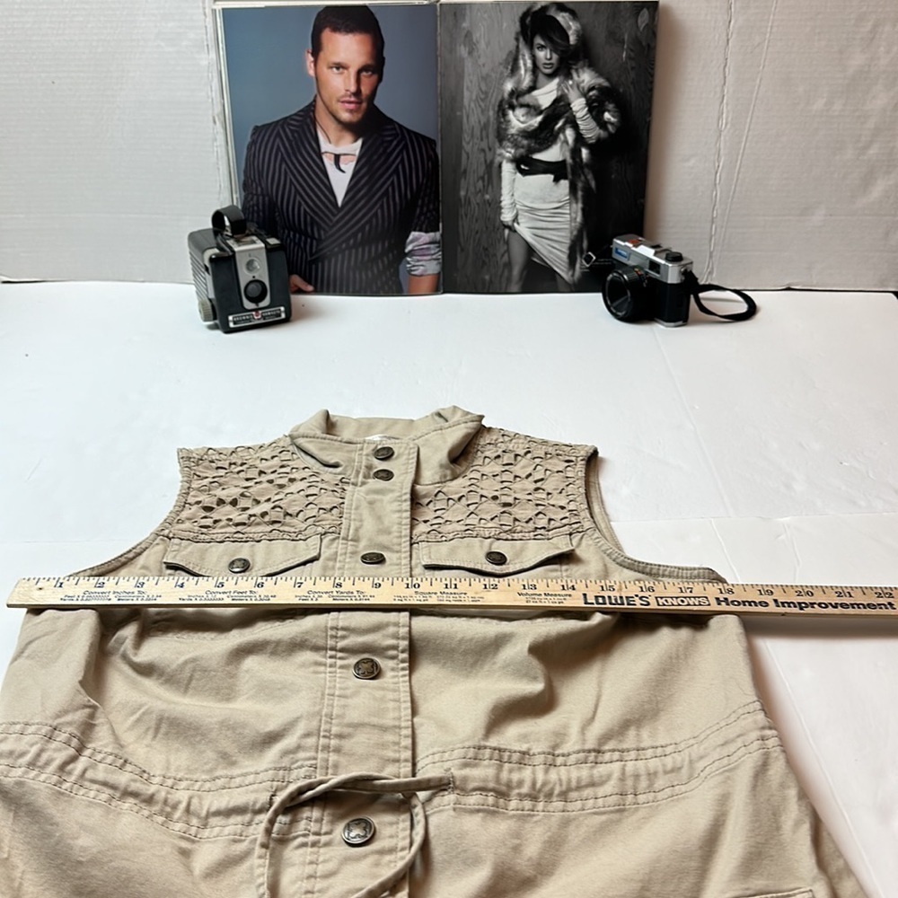 Liz Claiborne utility vest with a tie waist and snap closure - Picture 7 of 11